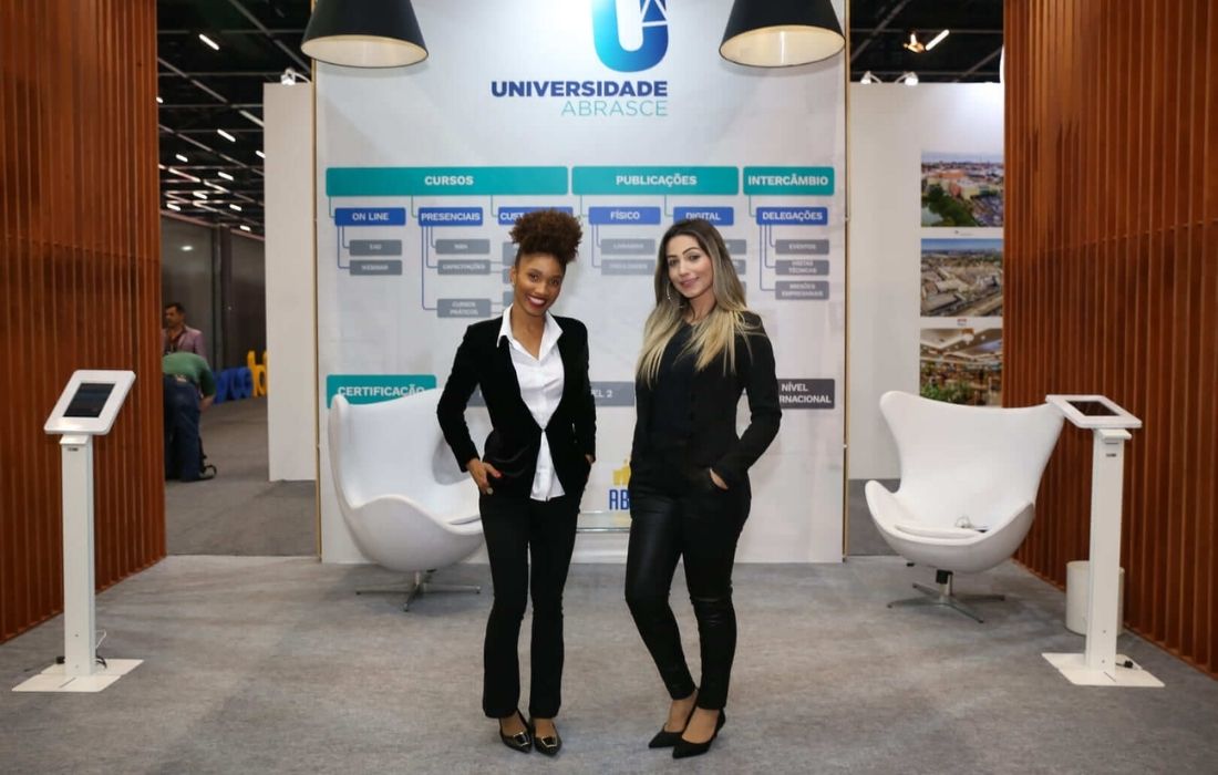 Como iniciar a carreira de modelo em eventos corporativos